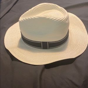 Women’s white beach straw hat w black ribbon